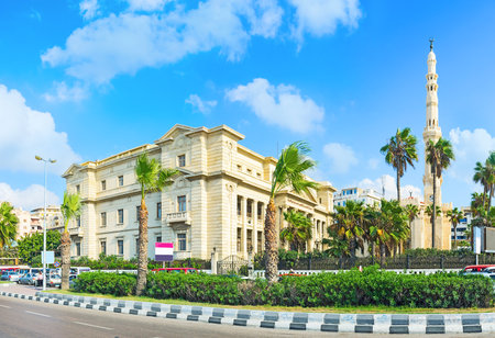 The Mahta Al Raml square, surrounded by the scenic green garden, neighbors with Al Qaed Ibrahim mosque, Alexandria, Egypt.のeditorial素材
