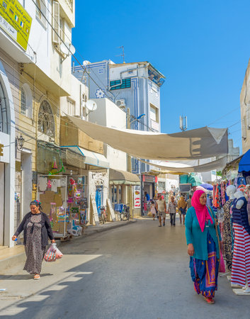 MONASTIR, TUNISIA - AUGUST 29, 2015: The merker streets of Medina are very crowded, on August 29 in Monastir.のeditorial素材