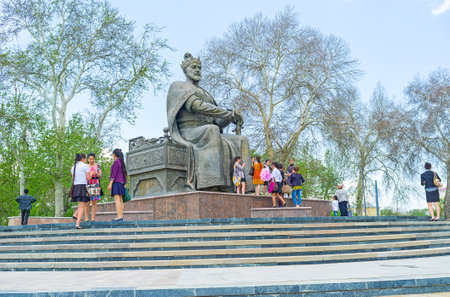 SAMARKAND, UZBEKISTAN - MAY 1, 2015: People making photos with the monument of Amir Temur, on May 1 in Samarkand.のeditorial素材