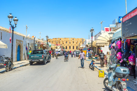 EL JEM, TUNISIA - SEPTEMBER 1, 2015: The shopping street of arabic town leads to the ancient roman arena, on September 1, in El Jem.のeditorial素材
