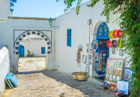 SIDI BOU SAID, TUNISIA - AUGUST 31, 2015: The local souvenur shop situated in the scenic backstreet, on August 31 in Sidi Bou Said.のeditorial素材