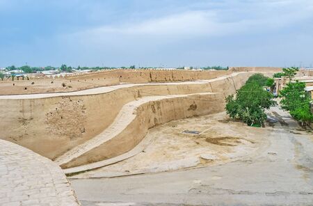 The massive fortress wall in Khiva has the wide footpath on its top for the tourists pleasure, Uzbekistan.の写真素材