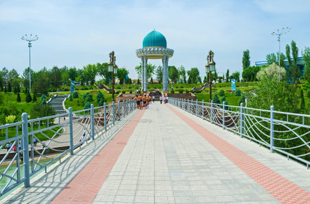 TASHKENT, UZBEKISTAN - MAY 7, 2015: The bridge across the river leads to the Memorial Alcove and large garden, on May 5 in Tashkent.のeditorial素材