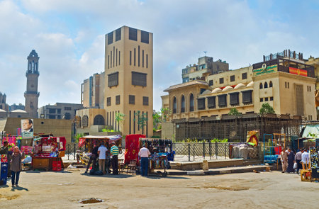 CAIRO, EGYPT - OCTOBER 10, 2014: The market stalls next to Al Azhar Avenue offer fresh water, clothes and tourist souvenirs, on October 10 in Cairo.のeditorial素材