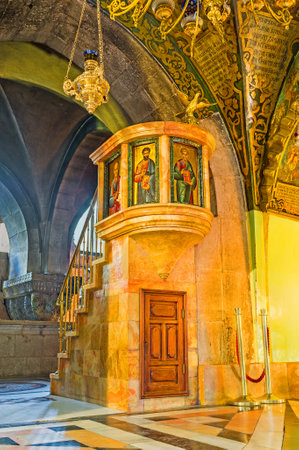 JERUSALEM, ISRAEL - FEBRUARY 18, 2016: The stone pulpit, decorated with icons in the Orthodox Calvary Chapel in the Church of the Holy Sepulchre, on February 18 in Jerusalem.のeditorial素材