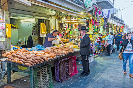 JERUSALEM, ISRAEL - FEBRUARY 17, 2016: The baker's stall in Mahane Yehuda market offers fresh, tasty and flavoured bread, on February 17 in Jerusalem.のeditorial素材