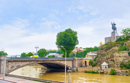 The old Metekhi bridge connects the Square of Vakhtabg Gorgasali with the medieval Metekhi Church, located on the rocky hill, Tbilisi, Georgia.のeditorial素材