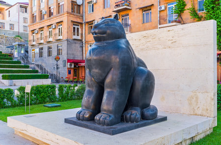 YEREVAN, ARMENIA - MAY 29, 2016: The Botero's giant cat in Cafesjian sculpture garden in the city center, on May 29 in Yerevan.のeditorial素材
