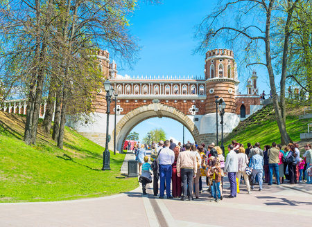 MOSCOW, RUSSIA - MAY 10, 2015: The groups of tourists at the Figured (Shaped) Bridge in Tsaritsyno Park, also serving as the gate, leading to the Royal Palace, on May 10 in Moscow.のeditorial素材