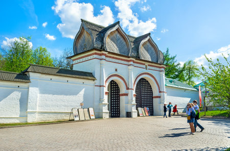 MOSCOW, RUSSIA - MAY 10, 2015: The white Spassky Rear Gate with the figured wooden roof leads to the Kolomenskoye Royal Estate, on May 10 in Moscow.のeditorial素材