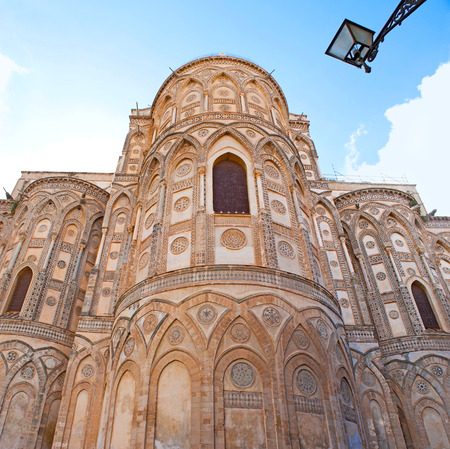 The Monreale Cathedral built in mix of different styles - Byzantine, French, Norman and Arab, it's apse decorated with stone carving and inlay, Sicily, Italy.の写真素材