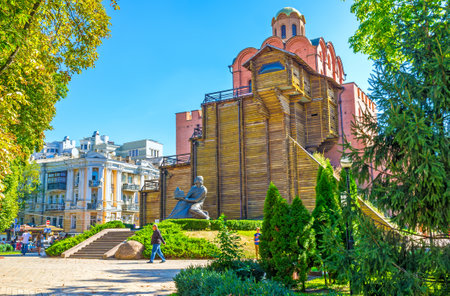KIEV, UKRAINE - SEPTEMBER 8, 2016: The monument to Yaroslav the Wise - Grand Prince of Rus at the ruins of Golden Gate in Zolotovorotsky park, on September 8 in Kiev.のeditorial素材