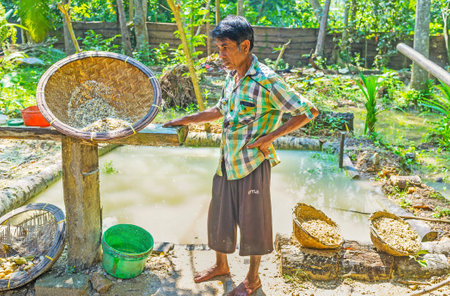 MEETIYAGODA, SRI LANKA - DECEMBER 5, 2016: The process of washing the stones and filtering them out in moonstone mine, on December 5 in Meetiyagoda.のeditorial素材