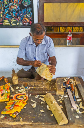 AMBALANGODA, SRI LANKA - DECEMBER 5, 2016: The artisan in process of mask making in the workshop of the Mask Museum, on December 5 in Ambalangoda.のeditorial素材