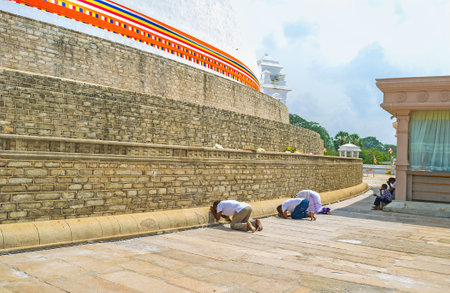 ANURADHAPURA, SRI LANKA - NOVEMBER 26, 2016: The Buddhist worshipers pray at the Ruwanwelisaya Stupa, on November 26 in Anuradhapura.のeditorial素材