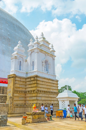 ANURADHAPURA, SRI LANKA - NOVEMBER 26, 2016: The Great Ruwanwelisaya Stupa is the nice place to enjoy Sri Lankan architecture and Buddhist traditions, on November 26 in Anuradhapura.のeditorial素材