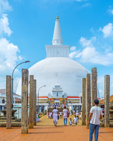 ANURADHAPURA, SRI LANKA - NOVEMBER 26, 2016: The view with preserved vatadage pillars in front of Ruwanwelisaya Stupa, on November 26 in Anuradhapura.のeditorial素材