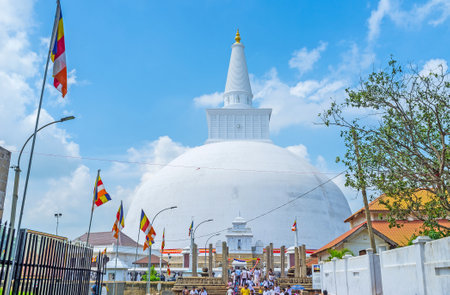 ANURADHAPURA, SRI LANKA - NOVEMBER 26, 2016: The worshipers and tourists go along the narrow way to Ruwanwelisaya Stupa, on November 26 in Anuradhapura.のeditorial素材