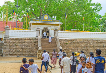 ANURADHAPURA, SRI LANKA - NOVEMBER 26, 2016: The pilgrims visit Bodhi Tree Temple, one of the most sacred relics of the Buddhism, on November 26 in Anuradhapura.のeditorial素材