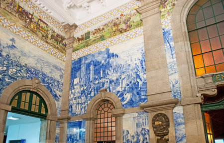 PORTO, PORTUGAL - APRIL 29, 2012: The interior of Sao Bento Railway Station with azulejo panel, depicting the historical events, on April 29 in Porto.のeditorial素材