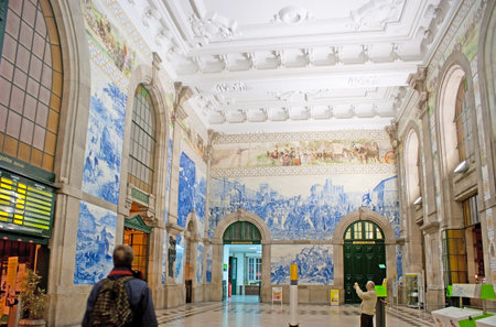 PORTO, PORTUGAL - APRIL 29, 2012: The vestibule of Sao Bento Railway Station with its rich azulejos decors, on April 29 in Porto.のeditorial素材
