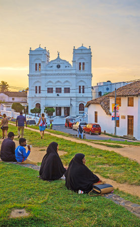 GALLE, SRI LANKA - DECEMBER 3, 2016: People sit on the grass and enjoy the sunset view on Meera Mosque, on December 3 in Galle.のeditorial素材