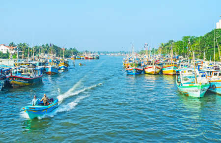 NEGOMBO, SRI LANKA - NOVEMBER 25, 2016: The lagoon is the perfect place for the fishing port, the rows of ships moored at the shores, on November 25 in Negombo.のeditorial素材