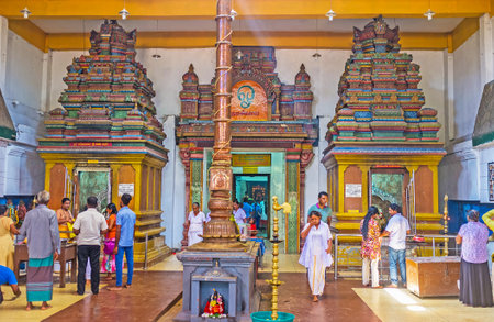 MUNNESWARAM, SRI LANKA - NOVEMBER 25, 2016: Interior of Shiva Temple in Munneswaram Kovil, worshipers come with fruit plates and flowers, on November 25 in Munneswaram.のeditorial素材