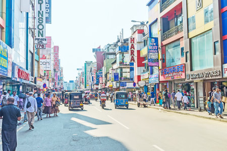 COLOMBO, SRI LANKA - DECEMBER 6, 2016: The crowded shopping street of Pettah neighborhood, the popular tourist attraction in city, on December 6 in Colombo.のeditorial素材