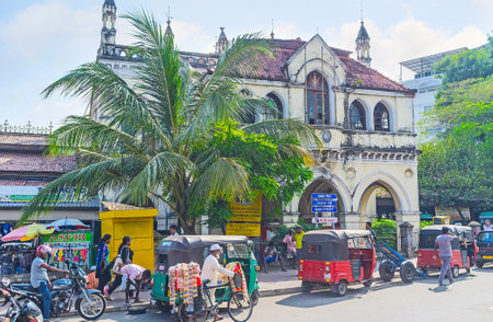 COLOMBO, SRI LANKA - DECEMBER 6, 2016: The facade of the old town hall, facing Gas Works Junction, crowded place with market stalls, street trade and traffic jams, on December 6 in Colombo.のeditorial素材