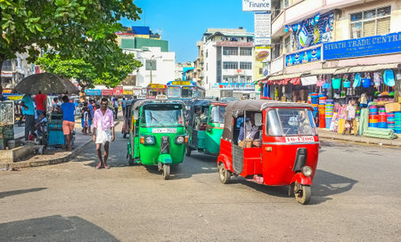 COLOMBO, SRI LANKA - DECEMBER 6, 2016: The traffic jams are one of the main city problems, especially felt in Pettah trade zone, on December 6 in Colombo.のeditorial素材
