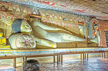 DAMBULLA, SRI LANKA - NOVEMBER 27, 2016: The painted statue of Reclining Lord Buddha in Maharaja Lena Cave (Great Kings) of Dambulla Monastery, on November 27 in Dambulla.のeditorial素材