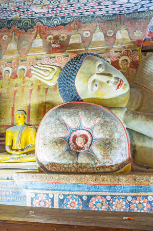 DAMBULLA, SRI LANKA - NOVEMBER 27, 2016: The head of Reclining Lord Buddha on the stone pillow in Maharaja Lena Cave (Great Kings) of Dambulla Monastery, on November 27 in Dambulla.のeditorial素材