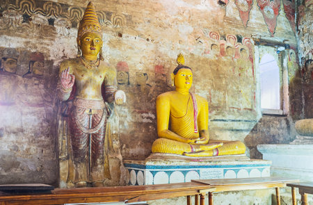 DAMBULLA, SRI LANKA - NOVEMBER 27, 2016: The statue of the Great King  Nissanka Malla and Meditating Lord Buddha in Maharaja Lena Cave (Great Kings) of Dambulla Temple Complex, on November 27 in Dambulla.のeditorial素材