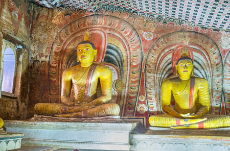 DAMBULLA, SRI LANKA - NOVEMBER 27, 2016: The ancient statues of Lord Buddha in Maharaja Lena Cave (Great Kings) of Dambulla Viharaya, on November 27 in Dambulla.のeditorial素材