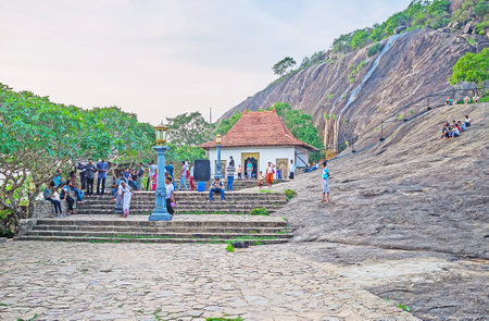DAMBULLA, SRI LANKA - NOVEMBER 27, 2016: The tourists at the gateway to Dambulla Cave Temples, located at the slope of the rock, on November 27 in Dambulla.のeditorial素材