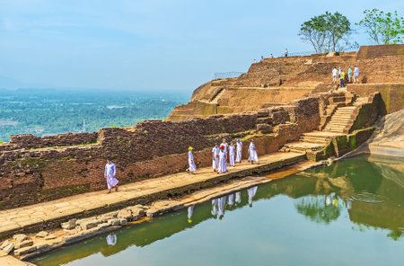 SIGIRIYA, SRI LANKA - NOVEMBER 27, 2016: The group of Sri Lankan schoolchildren in Sigiriya Fortress at the bank of the cistern, on November 27 in Sigiriya.のeditorial素材