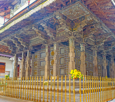 KANDY, SRI LANKA - NOVEMBER 28, 2016: The main shrine on Temple complex is Handun kunama, the location of sacted tooth, on November 28 in Kandy.のeditorial素材