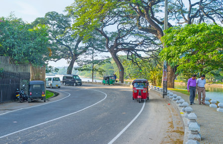KANDY, SRI LANKA - NOVEMBER 28, 2016: The street on the perimeter of Bogambara Lake is the main roads in Kandy, on November 28 in Kandy.のeditorial素材