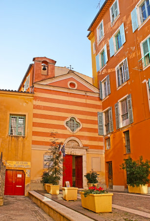 VILLEFRANCHE-SUR-MER, FRANCE - FEBRUARY 22, 2012: The small Chapel of St Elisabeth is hidden among the ochre houses in old town, on February 22 in Villefranche-sur-Mer.のeditorial素材
