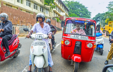 KANDY, SRI LANKA - NOVEMBER 28, 2016: Drivers stop at the traffic light and wait for green light, on November 28 in Kandy.のeditorial素材