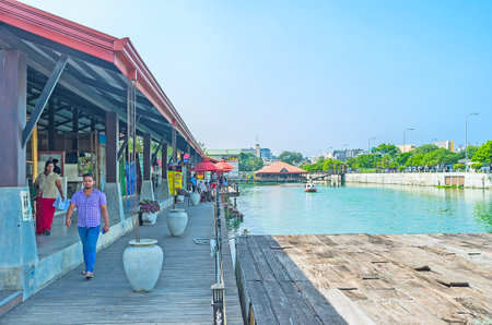 COLOMBO, SRI LANKA - DECEMBER 7, 2016:  Pettah Floating Market on Beira lake offers different goods and handcrafted souvenirs of local produce, on December 7 in Colombo.のeditorial素材