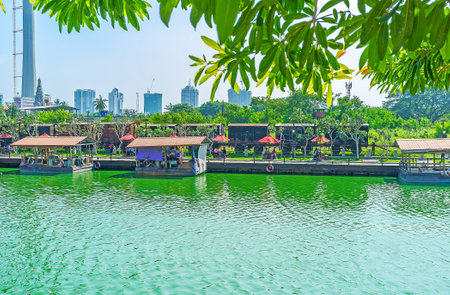COLOMBO, SRI LANKA - DECEMBER 7, 2016:  The Beira lake is the nice place for the walks, enjoying the views of Pettah Floating Market, on December 7 in Colombo.のeditorial素材