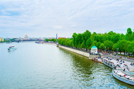 MOSCOW, RUSSIA - MAY 11, 2015: Gorky Park is the most beloved leisure park in the city and is the best place for rest, on May 11 in Moscow, Russiaのeditorial素材