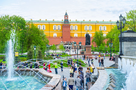 MOSCOW, RUSSIA - MAY 11, 2015: Alexander Garden neighbors with Kremlin and attracts visitors with freshness of fountain and shady park, on May 11 in Moscowのeditorial素材