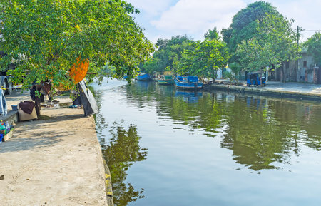 The village street along the bank of Hamilton's Canal between Colombo and Negombo, Wattala suburb, Sri Lanka.のeditorial素材