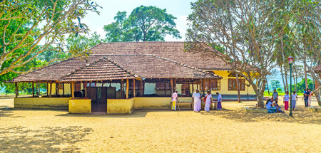 OKKAMPITIYA, SRI LANKA - DECEMBER 2, 2016: Buddhist worshipers in the courtyard of Dematamal vihara after the pray, on December 2 in Okkampitiyaのeditorial素材
