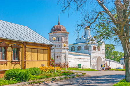 SUZDAL, RUSSIA - JULY 1, 2013: The walk along the streeet with a view on the fortress wall, tower, Main Gate and Annunciation Gate church of Intercession Monastery, on July 1 in Suzdal.のeditorial素材