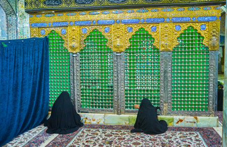 YAZD, IRAN - OCTOBER 17, 2017: Women sit on carpet and pray in front of tomb in Shahzade Fazel Holy Shrine, on October 17 in Yazdのeditorial素材