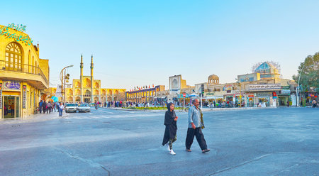 YAZD, IRAN - OCTOBER 17, 2017: The locals cross the street on the crossroad of Imam Khomeini street and Amir Chakhmaq square, on October 17 in Yazdのeditorial素材